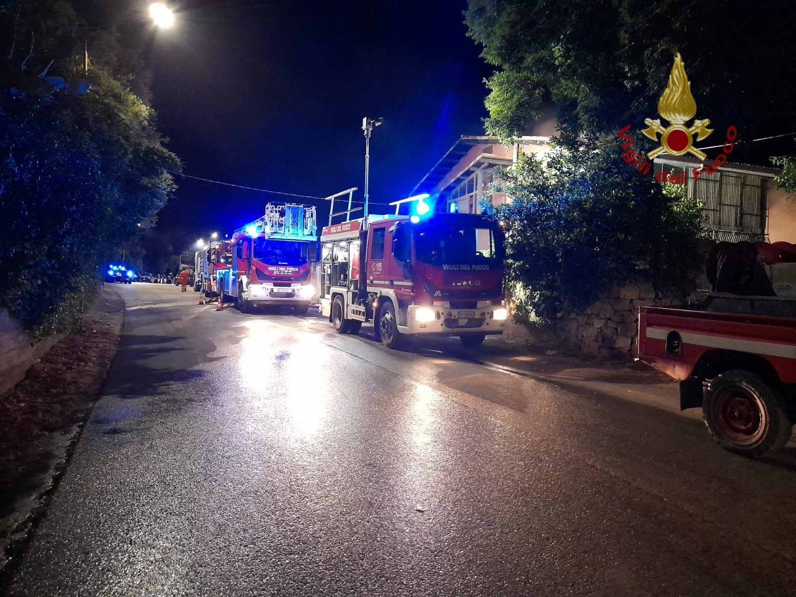 ESPLOSIONE A SORTINO PER FUGA DI GAS IN UN’ABITAZIONE, MORTO UN UOMO: LA SORELLA ESTRATTA VIVA DALLE MACERIE