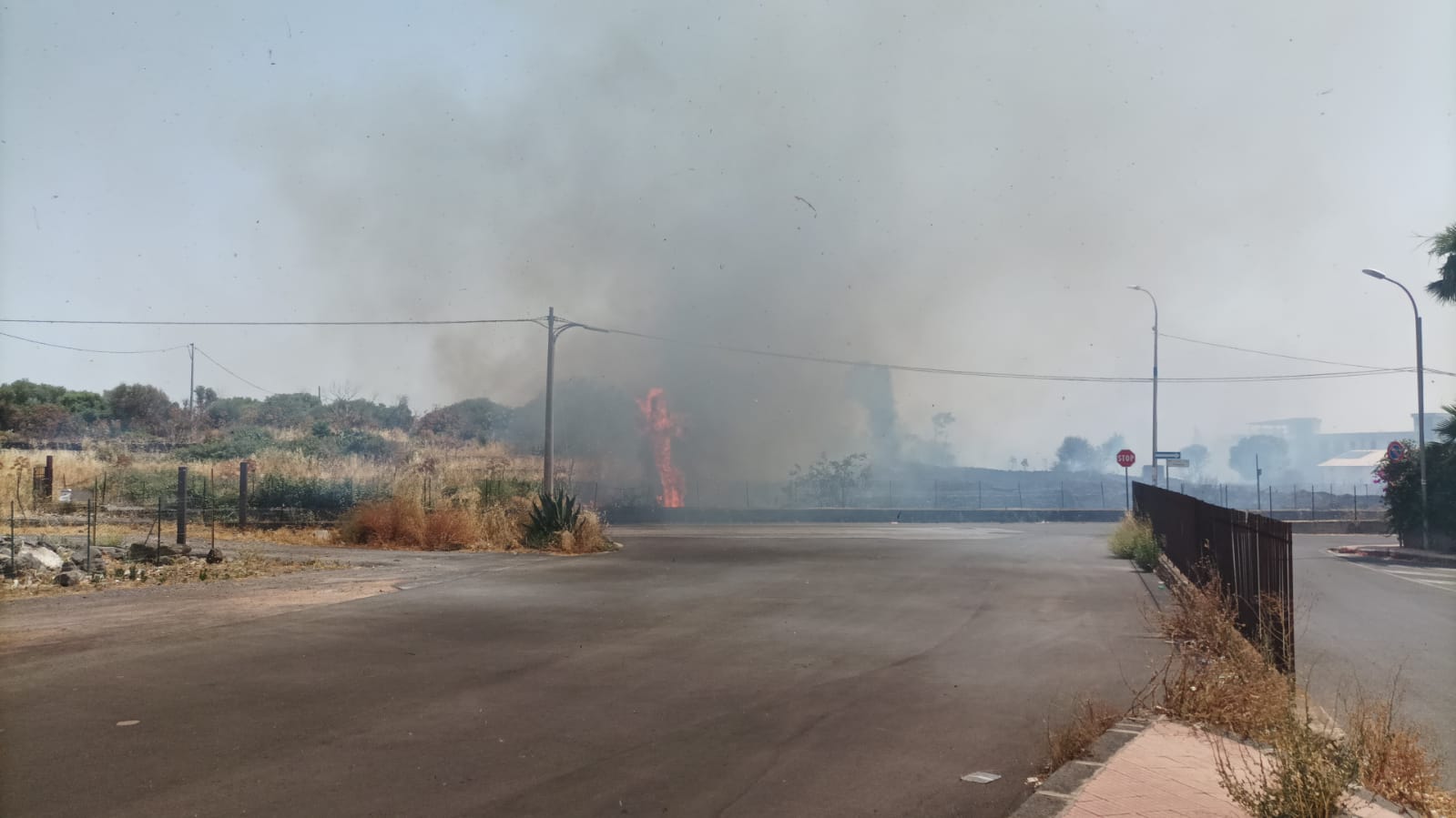 PATERNO': INCENDIO NEL CORTILE DI UN CONDOMINIO, TANTA PAURA, POCHI DANNI (PER FORTUNA)