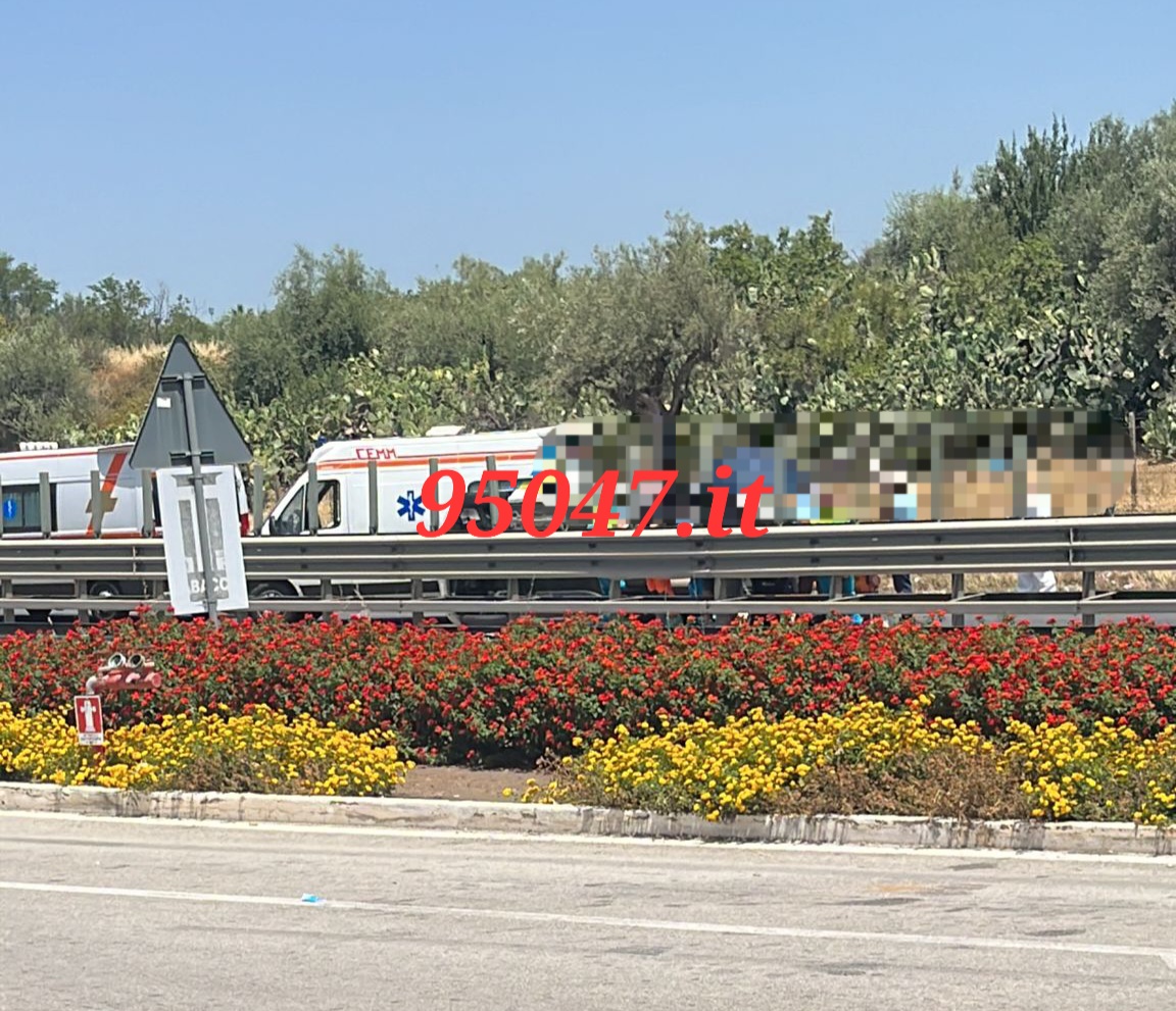 GRAVE INCIDENTE SULLA SS121, AUTO SI RIBALTA SU UN LATO.  SUL POSTO I SOCCORSI