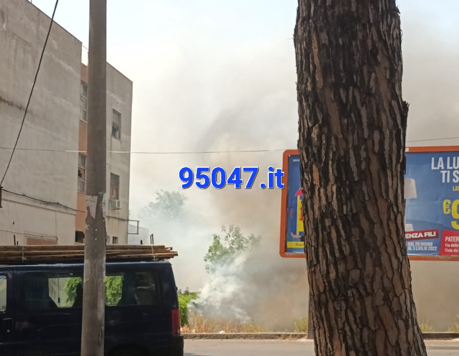 PATERNÒ: STERPAGLIE IN FIAMME VICINO ALLE POMPE DI BENZINA DI VIA VITTORIO EMANUELE