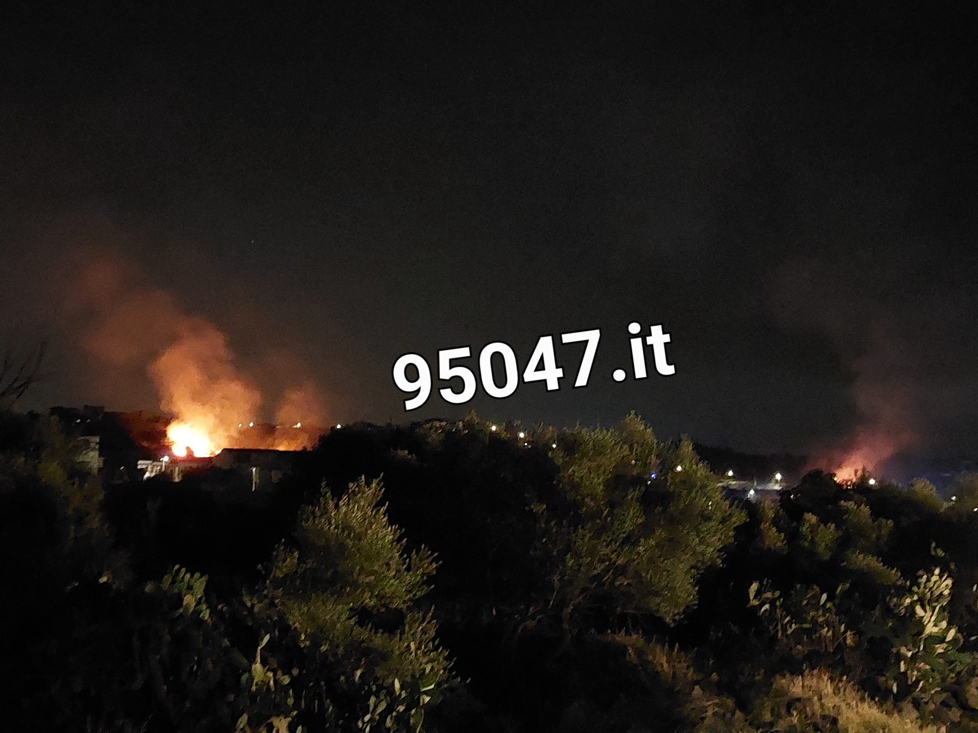 PATERNÒ: NELLA NOTTE VASTO INCENDIO DI STERPAGLIE VICINO ALLE CASE (foto e video)