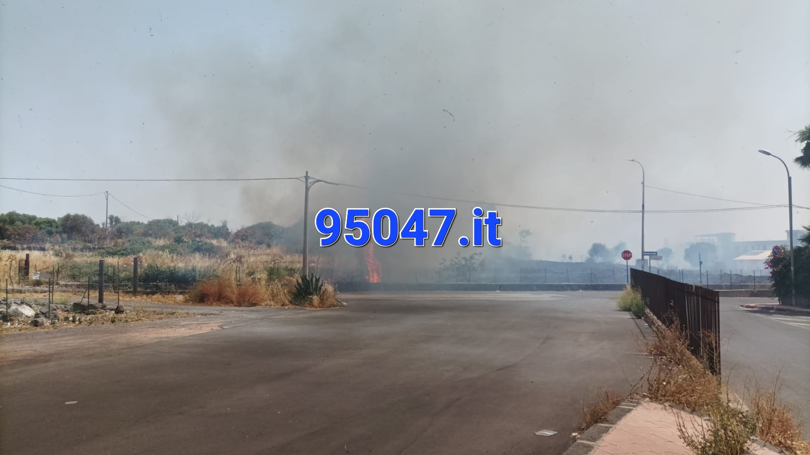 PATERNO': INCENDIO NEL CORTILE DI UN CONDOMINIO, TANTA PAURA, POCHI DANNI (PER FORTUNA)