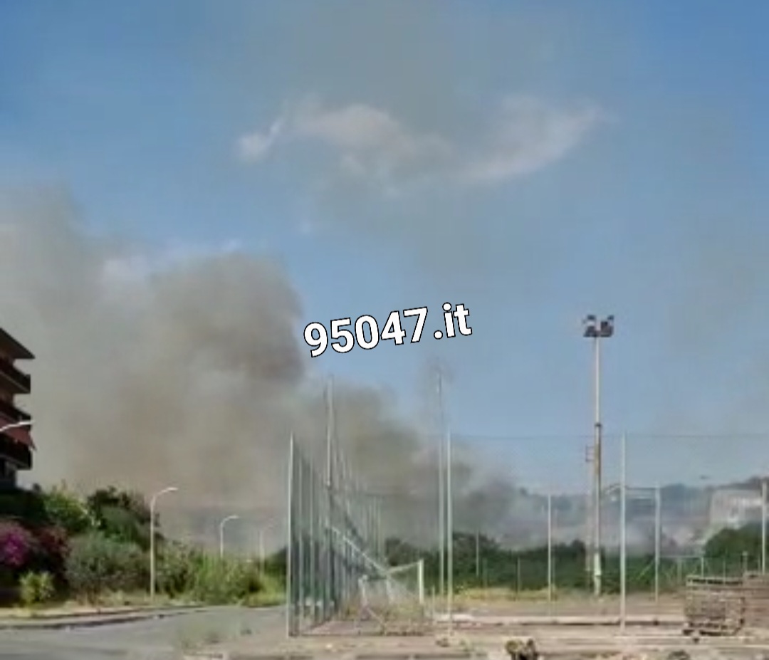 PATERNÒ: STERPAGLIE E RIFIUTI IN FIAMME IN ZONA VIA DELLA LIBERTÀ : DENSA COLONNA DI FUMO GRIGIO IN CIELO