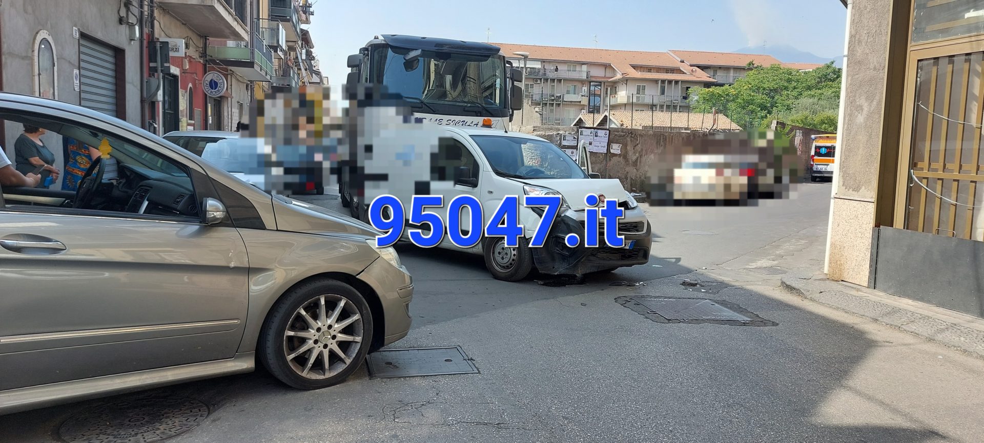 PATERNÒ: SCONTRO AUTO FURGONE IN VIA CANONICO RENNA