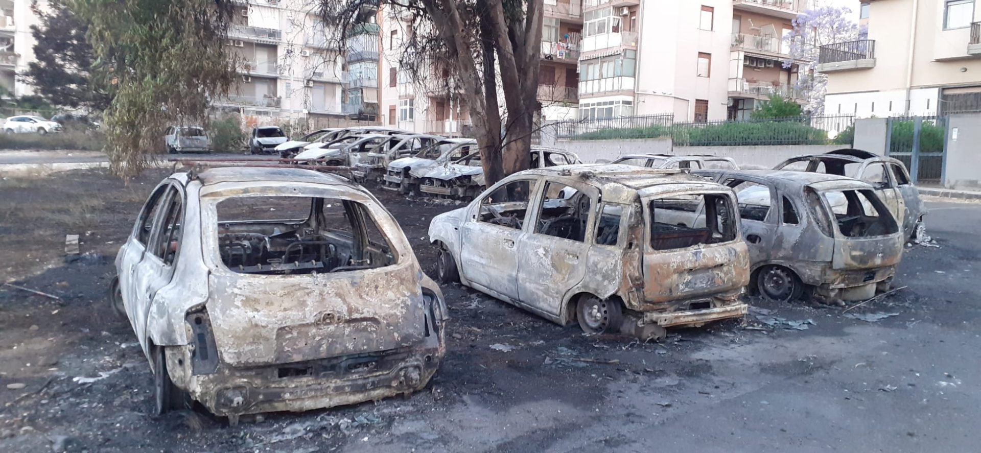 NOTTE DI FUOCO A CATANIA, AUTO IN SOSTA DISTRUTTE DALLE FIAMME