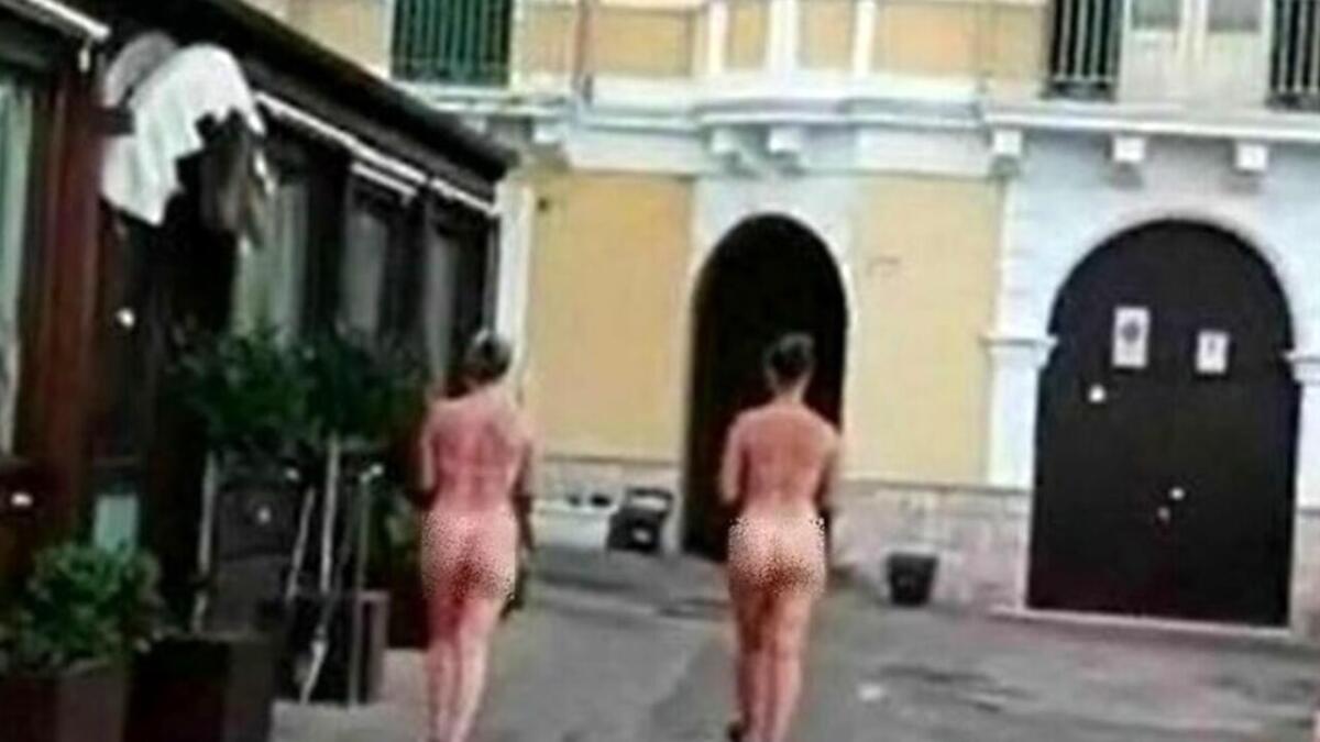 GALLIPOLI, DUE TURISTE GIRANO NUDE PER IL CENTRO: IL VIDEO DIVENTA VIRALE - 