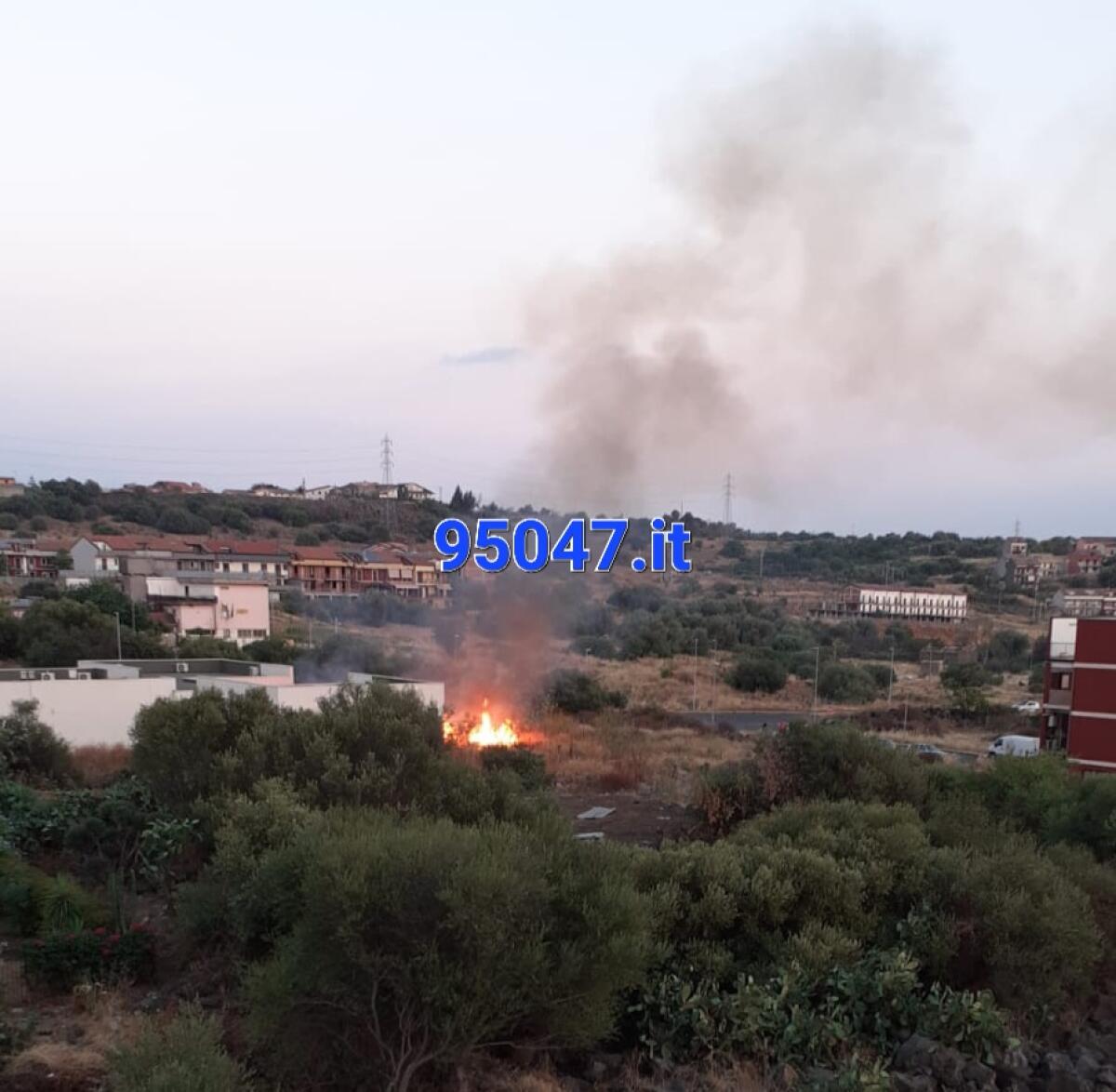 PATERNO’: VASTO INCENDIO STERPAGLIE IN CORSO IN ZONA SCALA VECCHIA - 