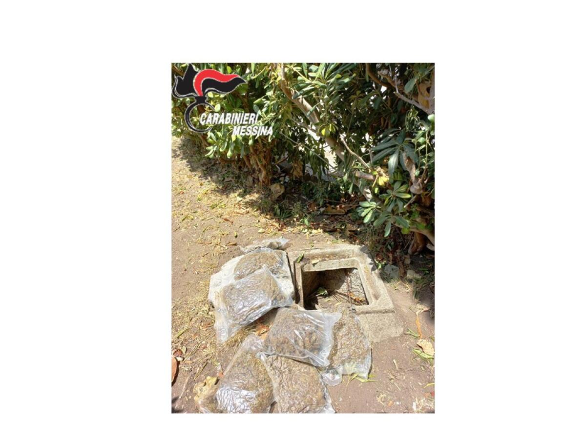 QUASI QUATTRO CHILI DI MARIJUANA TROVATI IN UN TOMBINO MESSINA DAI CARABINIERI. - 