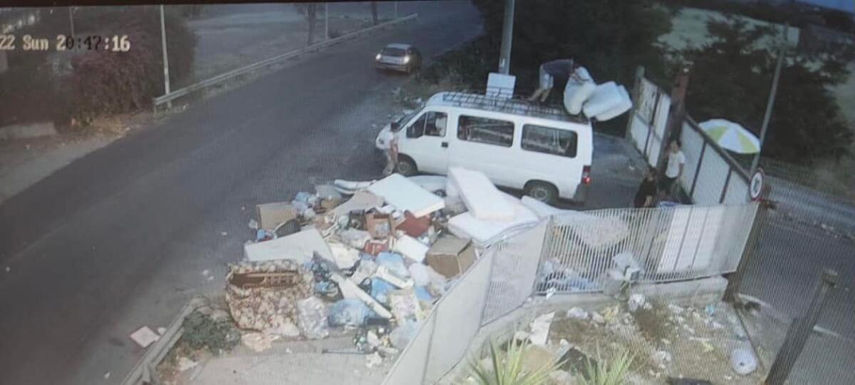 PATERNO': SORPRESI ALL’INGRESSO DELL’ISOLA ECOLOGIA  A GETTARE MATERASSI - 