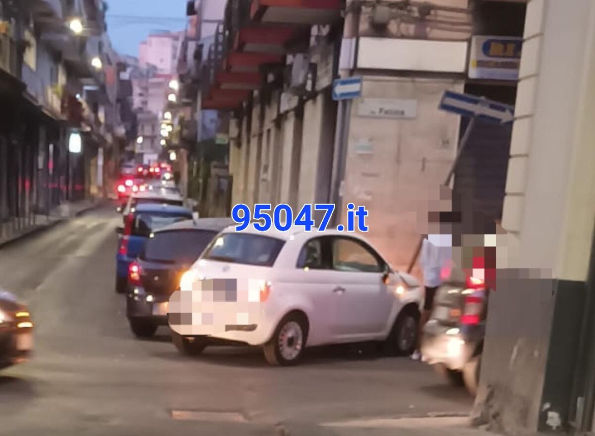 SCONTRO TRA DUE AUTO IN VIA  BELLINI - 