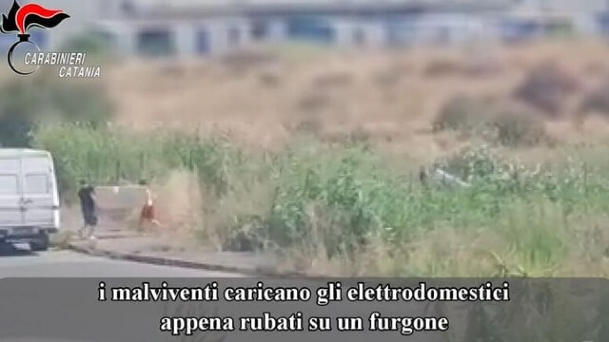 CATANIA, RUBANO DA UN TIR MERCE ANCORA IMBALLATA: BECCATI E DENUNCIATI IN QUATTRO - 