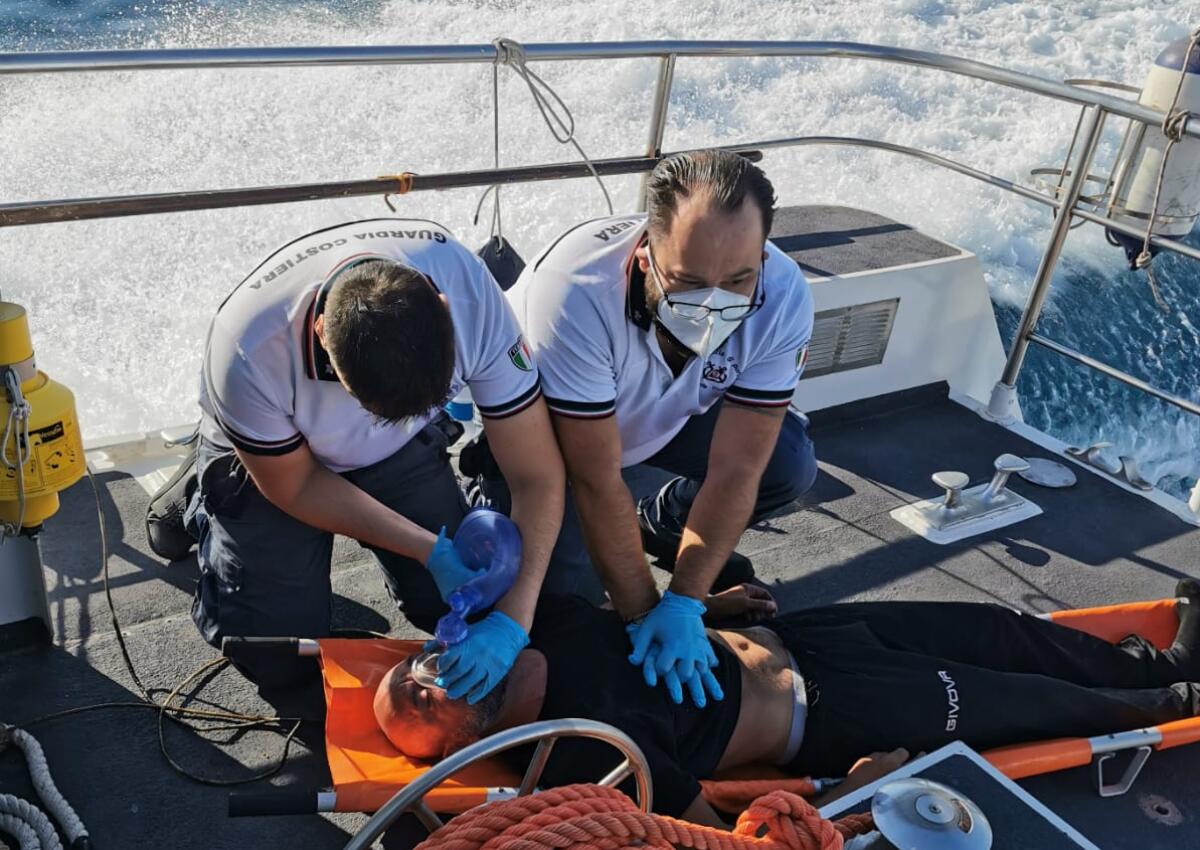 CATANIA. LA GUARDIA COSTIERA SALVA LA VITA AD UN UOMO COLTO DA ARRESTO CARDIACO IN MARE - 