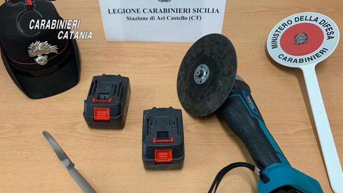 SEGANO CATALIZZATORE DI AUTO, DUE ACESI IN MANETTE - 