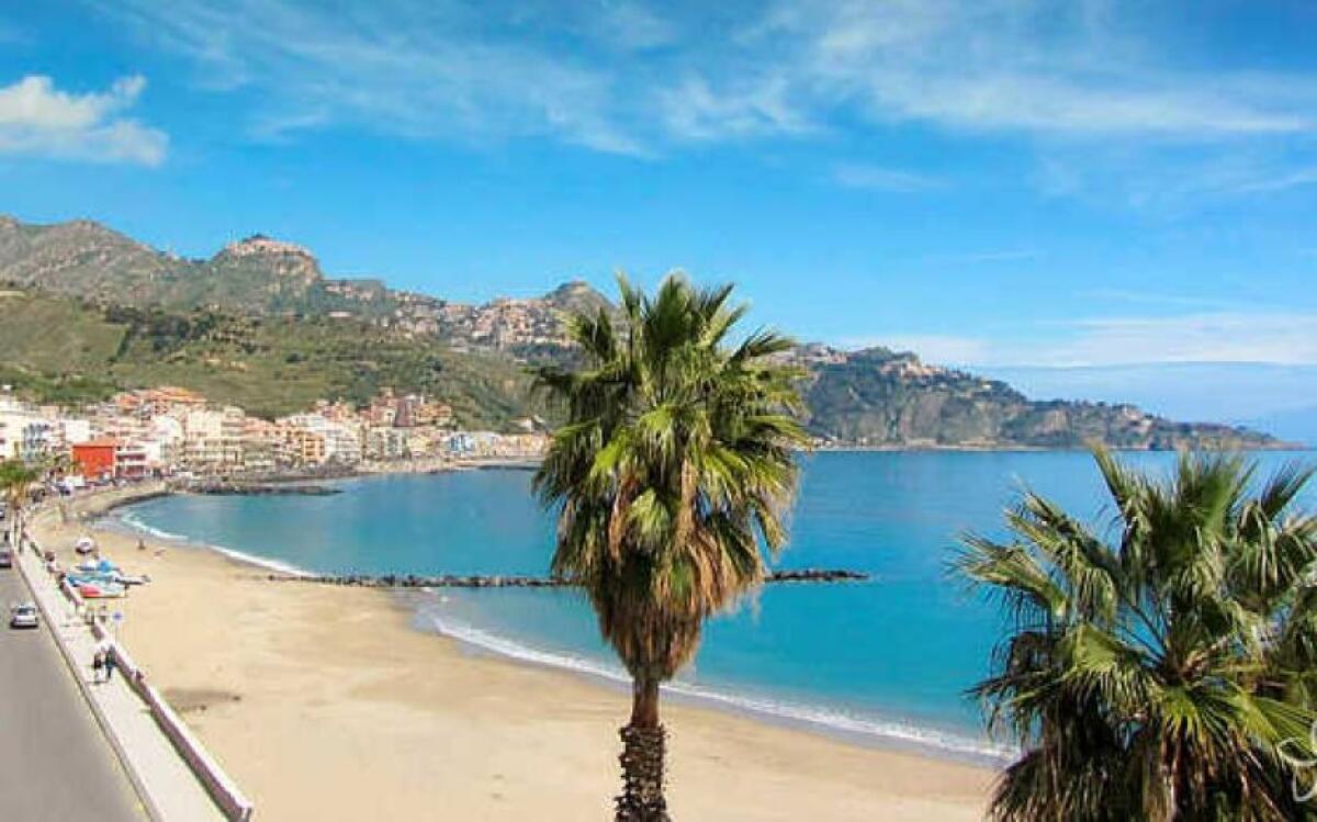 72 ENNE CATANESE MUORE ANNEGATO A GIARDINI NAXOS , FORSE UN MALORE - 