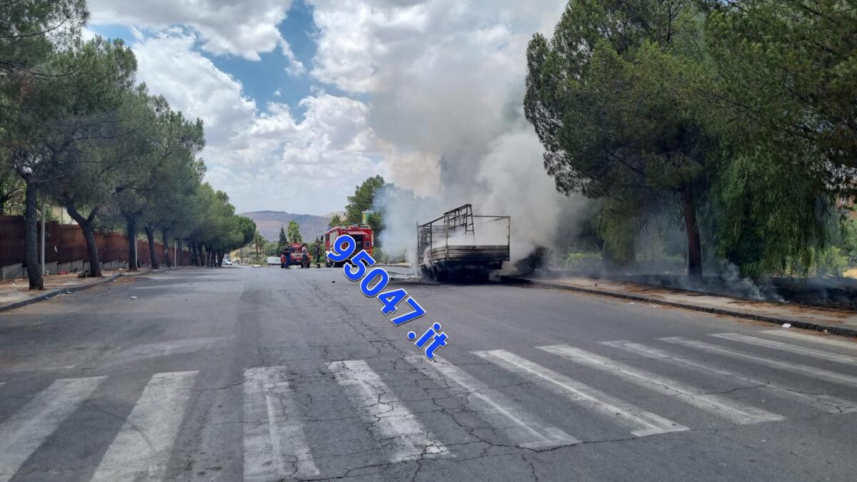PATERNO': FURGONE PRENDE FUOCO DURANTE LA MARCIA AL CORSO ITALIA, L’INCENDIO SI PROPAGA ANCHE ALLE STERPAGLIE - 