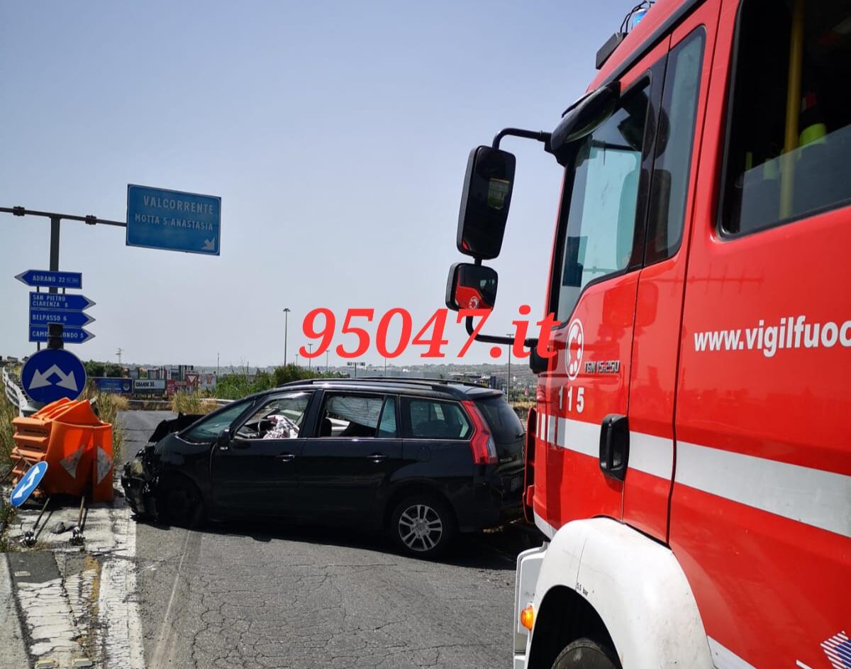 INCIDENTE STRADALE SULLA SUPERSTRADA 121, AUTO CONTRO UN GUARDRAIL - 