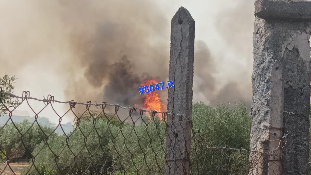 VASTO INCENDIO STERPAGLIE VICINO ALLE CASE A RAGALNA,  SUL POSTO ELICOTTERO DELLA FORESTALE - 