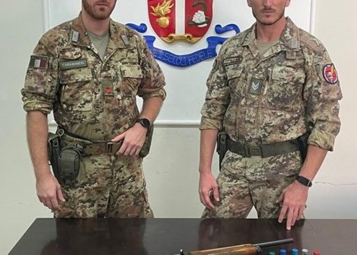 BIANCAVILLA . NASCONDEVA UN FUCILE CLANDESTINO DIETRO LA SUA ABITAZIONE. ARRESTATO SPACCIATORE DI 28 ANNI - 