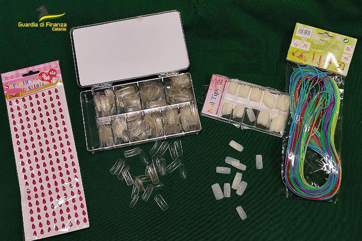 MISTERBIANCO, SEQUESTRATI OLTRE 400MILA ARTICOLI POTENZIALMENTE PERICOLOSI. SANZIONATO COMMERCIANTE - 