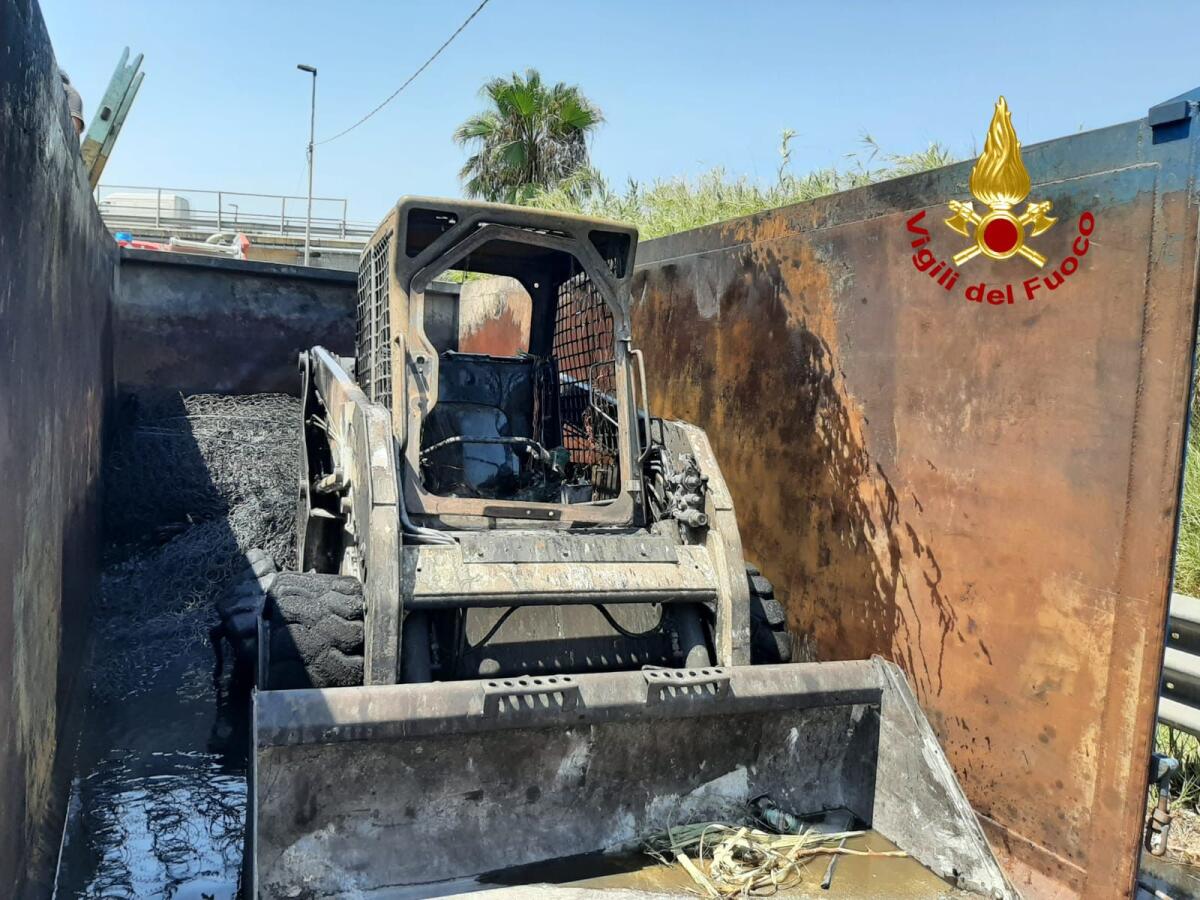 VIGILI DEL FUOCO INTERVENGONO PER L'INCENDIO DI UN CAMION SULL'ASSE DEI SERVIZI A CATANIA - 