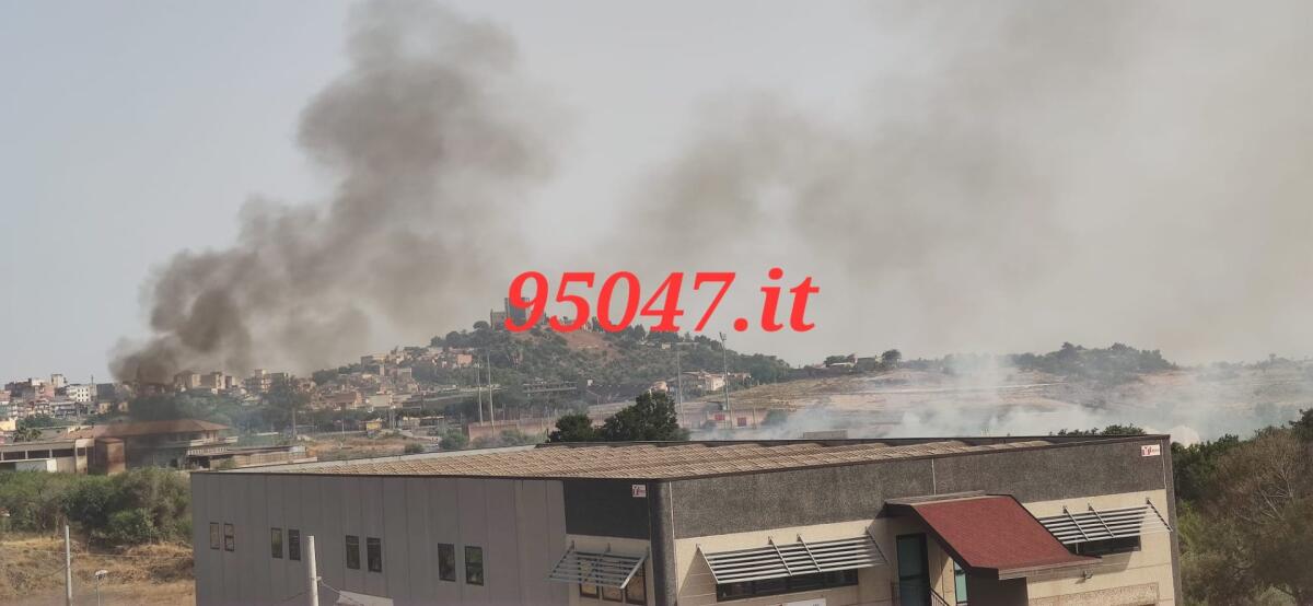 PATERNÒ:  INCENDIO DI STERPAGLIE IN ZONA SALINELLE – DENSA COLONNA DI FUMO GRIGIO - 