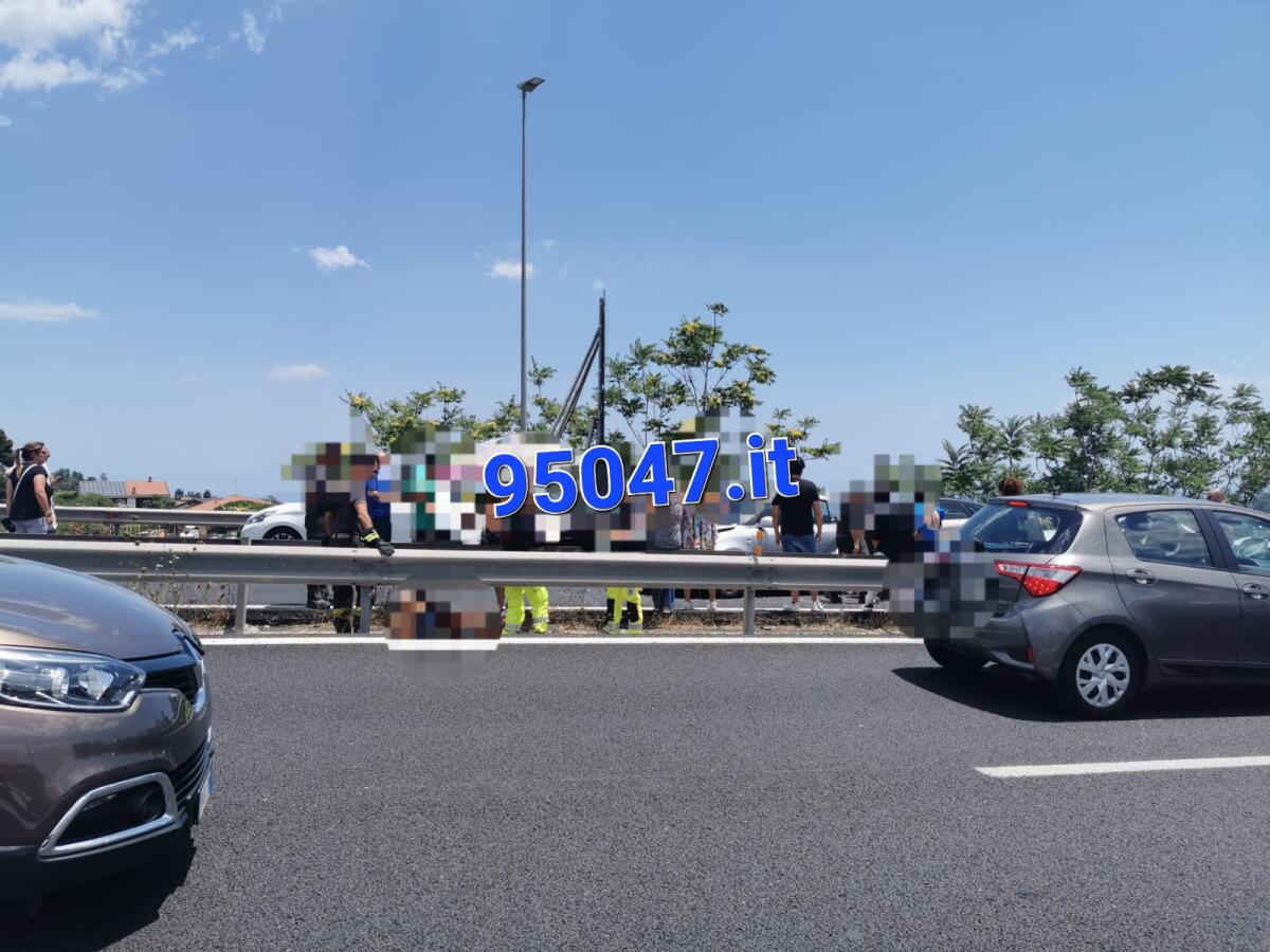 INCIDENTE STRADALE IN VIALE MEDITERRANEO, COINVOLTI 4 VEICOLI E UNA MOTO: TRAFFICO BLOCCATO - 