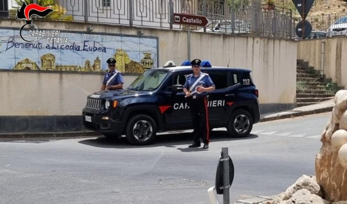 LICODIA EUBEA . MINACCIA I RAGAZZI COL FUCILE DAL BALCONE DI CASA: DENUNCIATA - 