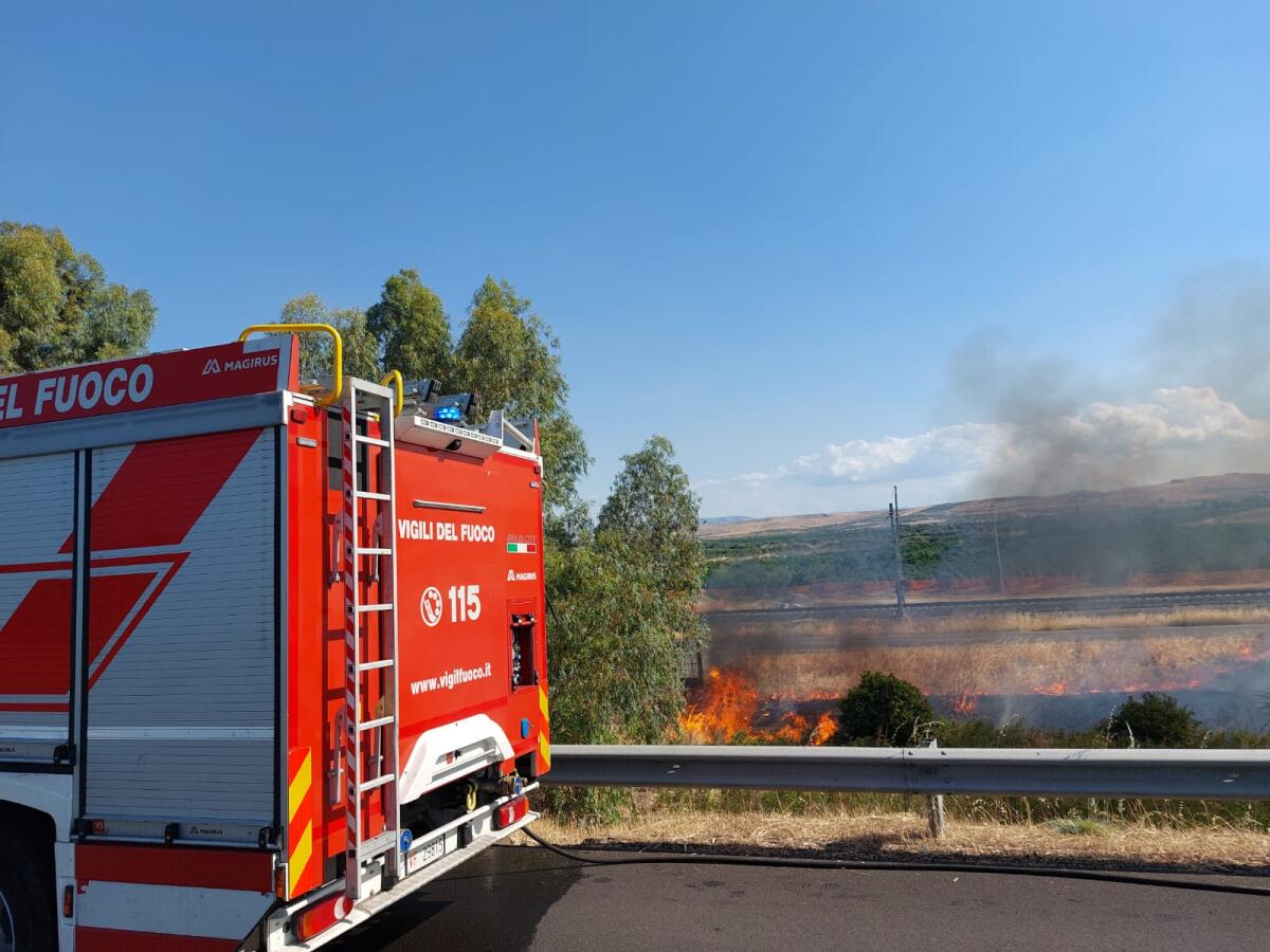 TRAFFICO PROVVISORAMENTE BLOCCATO PER INCENDIO SULL'A19 TRA CATENNAUOVA E GERBINI - 