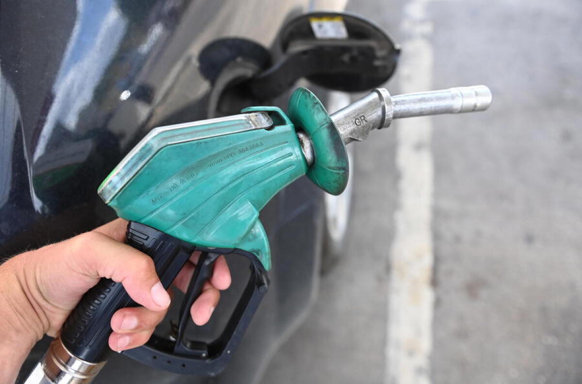 AL VIA BONUS BENZINA 200 EURO, ANCHE LE PER AUTO ELETTRICHE. ECCO COME RICHIEDERLO - 