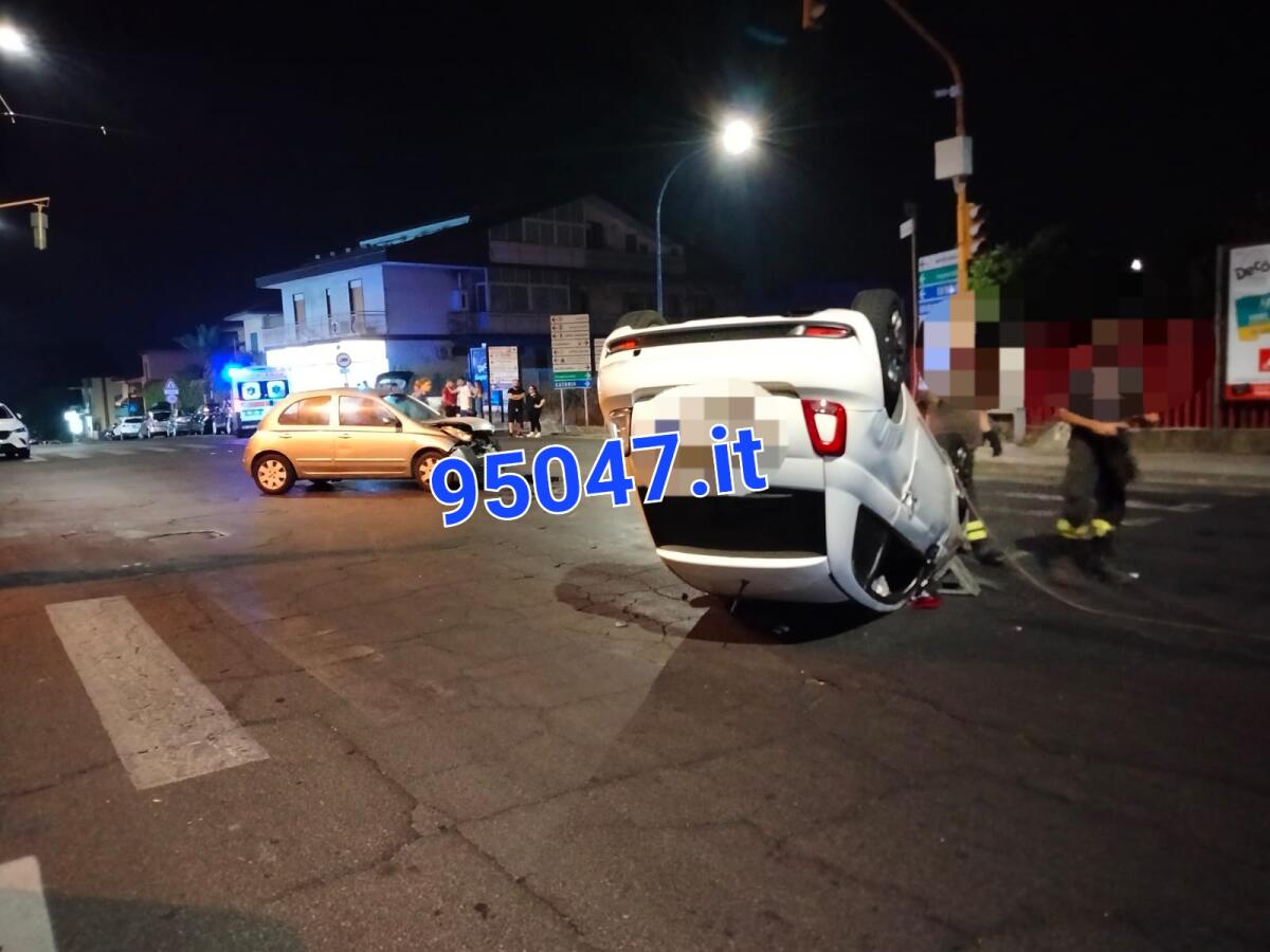 SCONTRO TRA DUE AUTO A SANT'AGATA LI BATTIATI, UNA SI RIBALTA - 