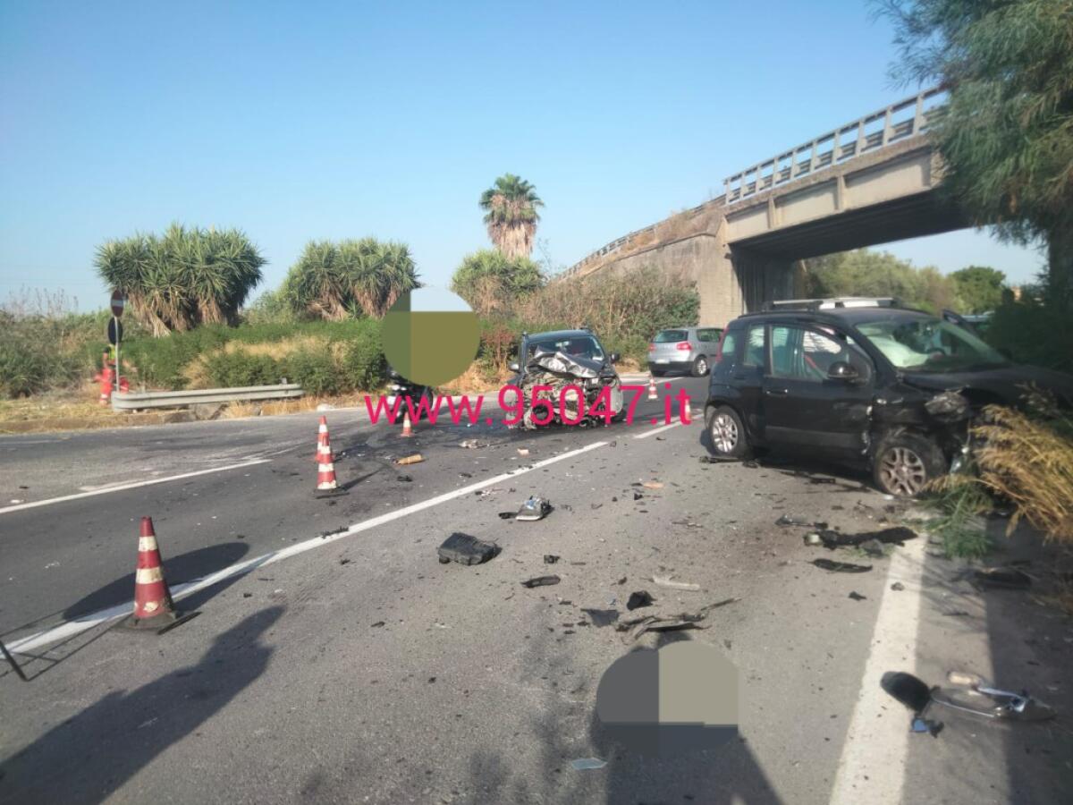 SCONTRO TRA AUTO QUESTA MATTINA A MISTERBIANCO. BILANCIO DI TRE FERITI E UN CANE MORTO - 
