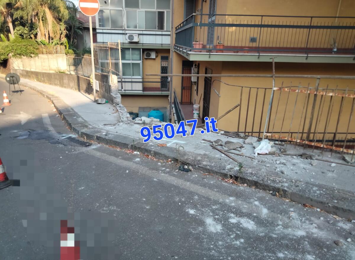 INCIDENTE A GRAVINA DI CATANIA: L'AUTO "VOLA" IN UN CORTILE - 