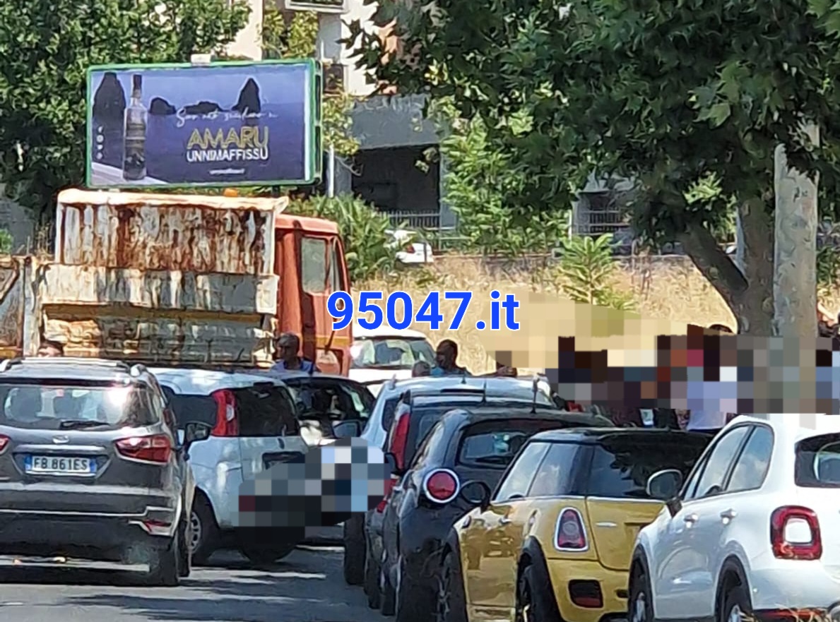 PATERNO: CAMION "SCIVOLA" DA AUTOARTICOLATO IN MOVIMENTO , NESSUN FERITO ED AUTO DANNEGGIATE