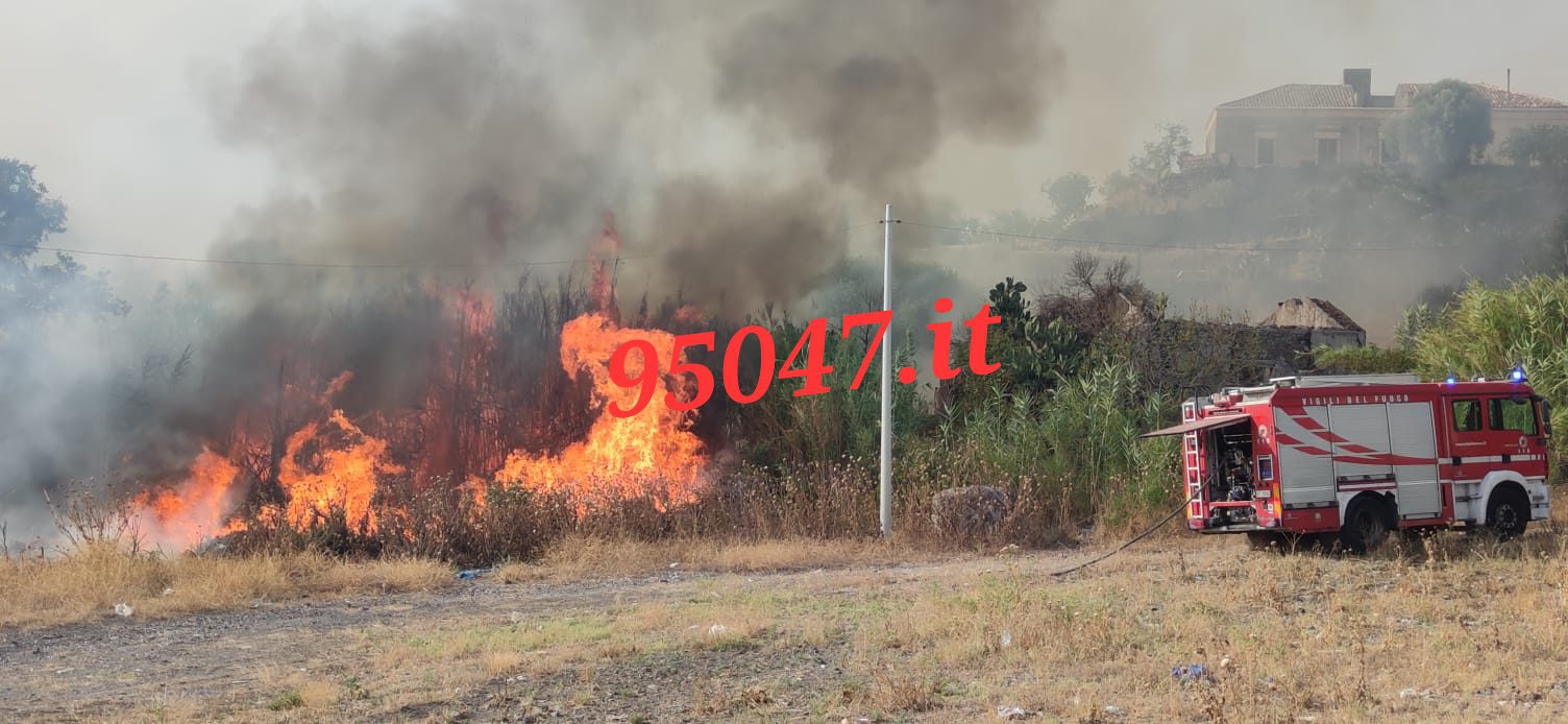 PATERNÒ:  INCENDIO DI STERPAGLIE IN ZONA SALINELLE – DENSA COLONNA DI FUMO GRIGIO