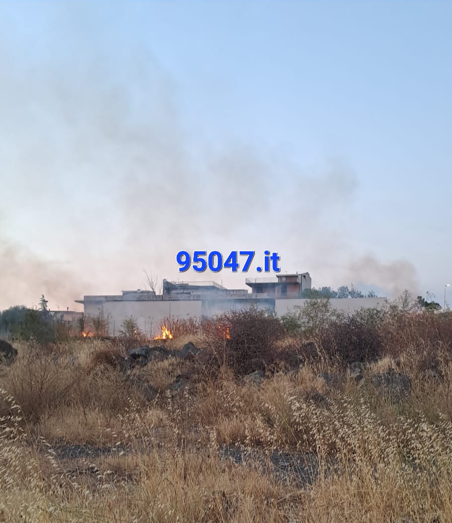 PATERNO’: VASTO INCENDIO STERPAGLIE IN CORSO IN ZONA SCALA VECCHIA