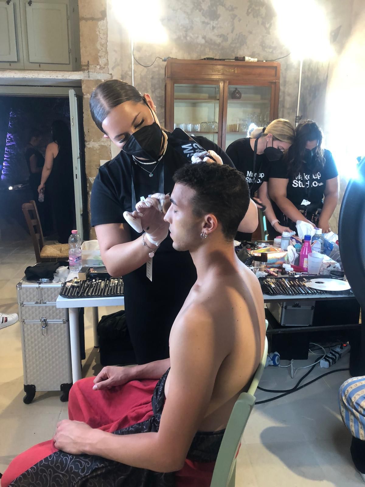 CHIARA E VALERIA DA PATERNO' AL TRUCCO PER DOLCE  E GABBANA