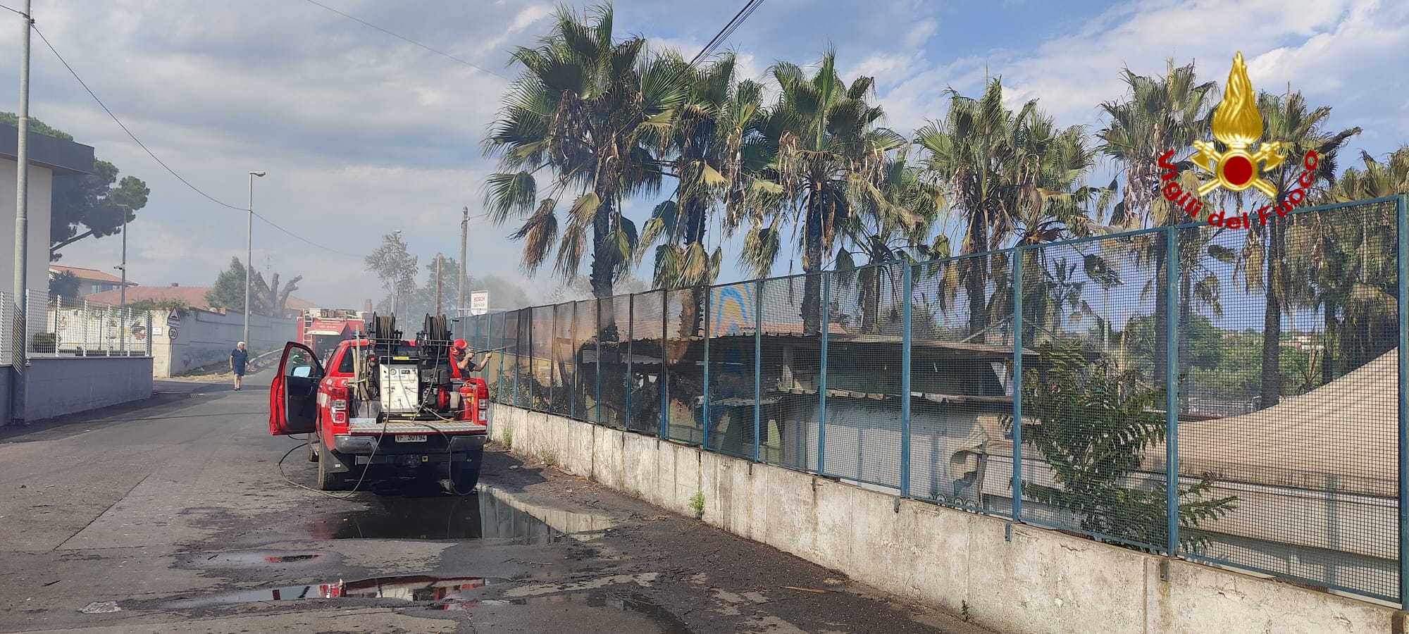 SAN GREGORIO, INCENDIO IN UN DEPOSITO DI MEZZI: DISTRUTTI 40 TRA CAMION, FURGONI E AUTO