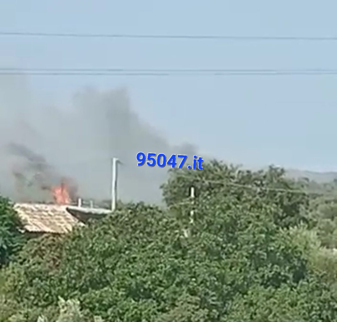 VASTO INCENDIO A RAGALNA, SUL POSTO UN ELICOTTERO DELLA FORESTALE