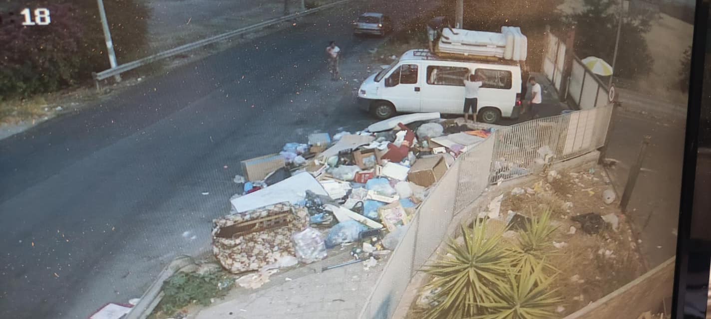 PATERNO': SORPRESI ALL’INGRESSO DELL’ISOLA ECOLOGIA  A GETTARE MATERASSI