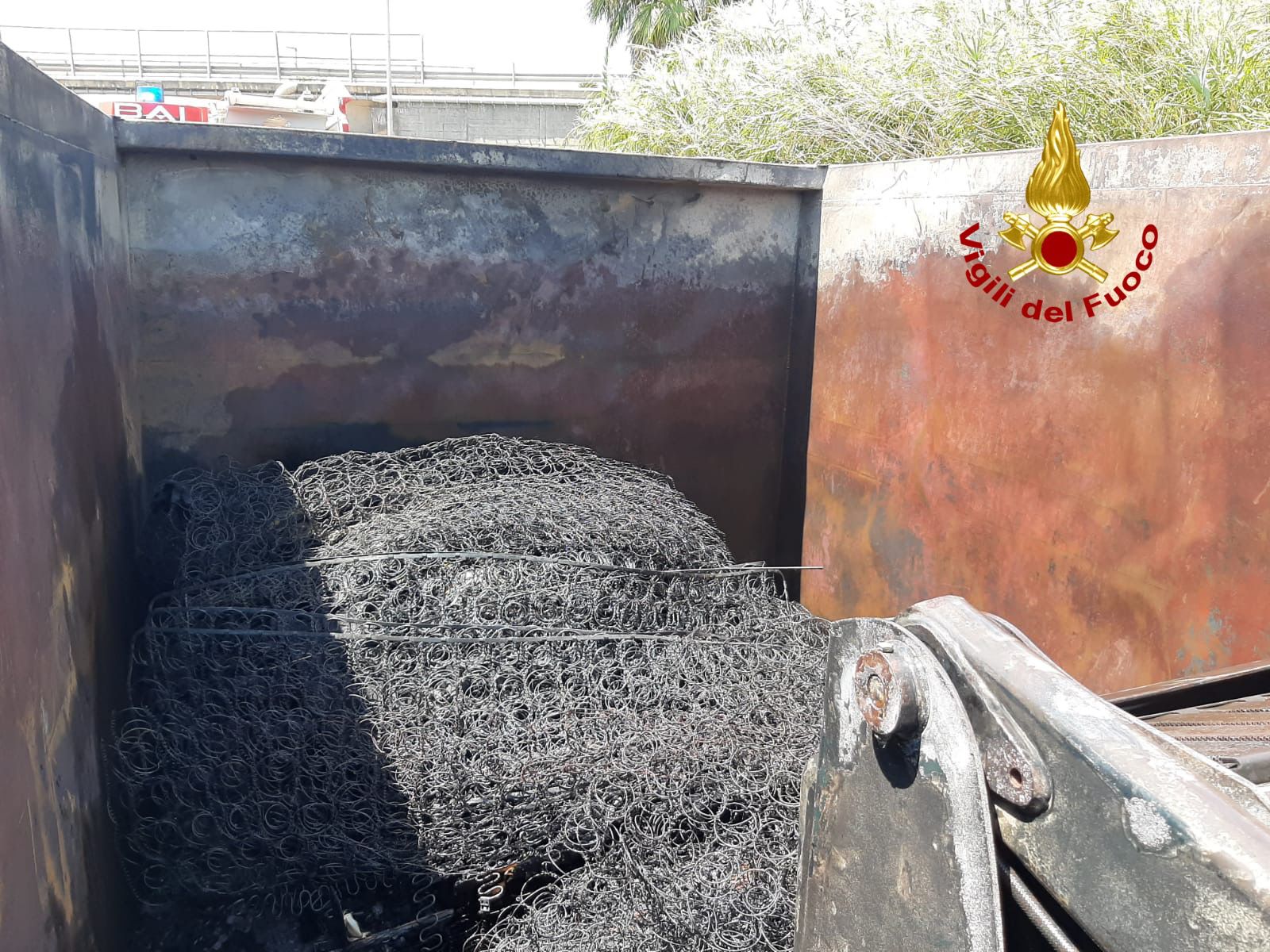 VIGILI DEL FUOCO INTERVENGONO PER L'INCENDIO DI UN CAMION SULL'ASSE DEI SERVIZI A CATANIA