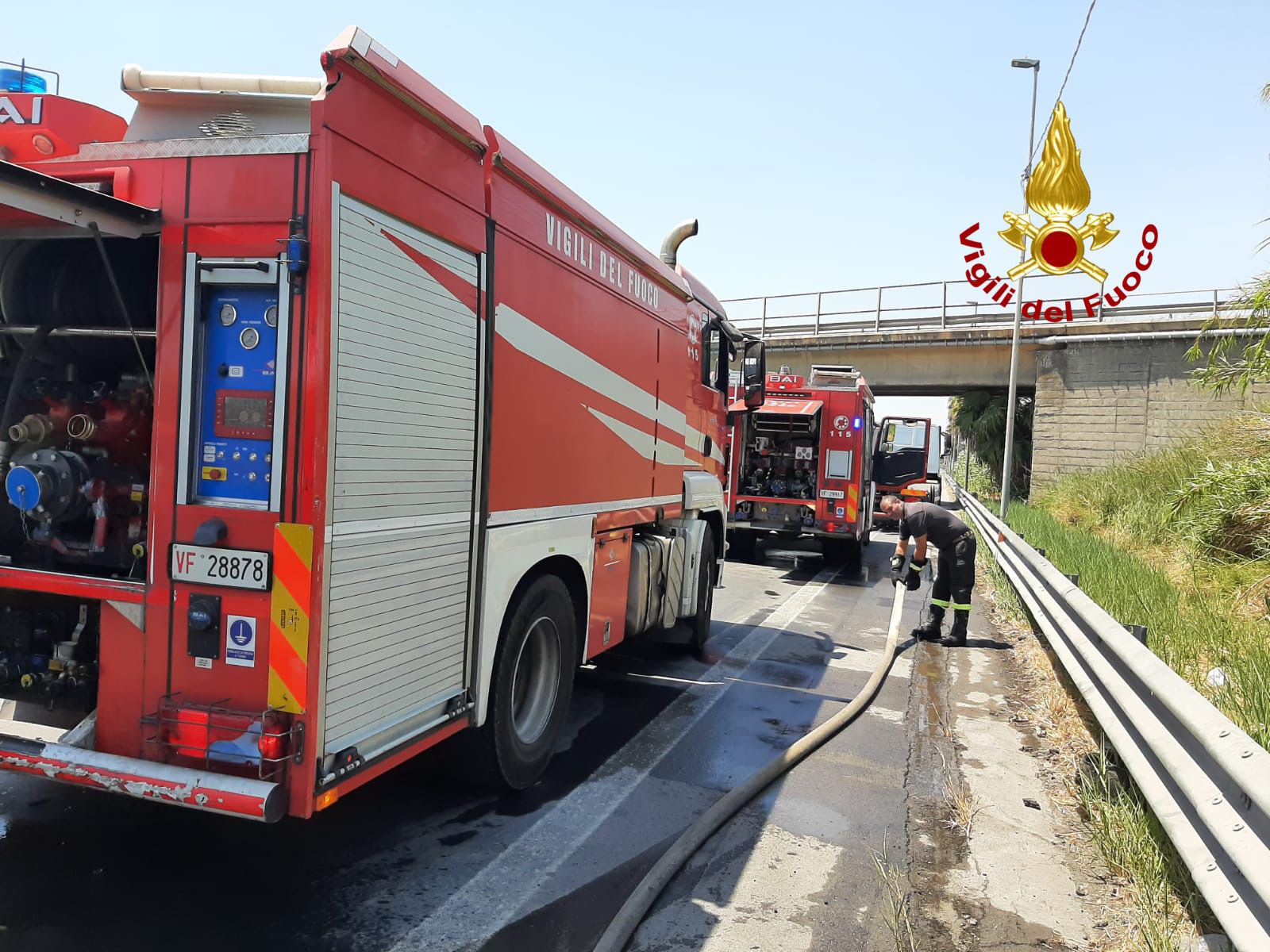 VIGILI DEL FUOCO INTERVENGONO PER L'INCENDIO DI UN CAMION SULL'ASSE DEI SERVIZI A CATANIA