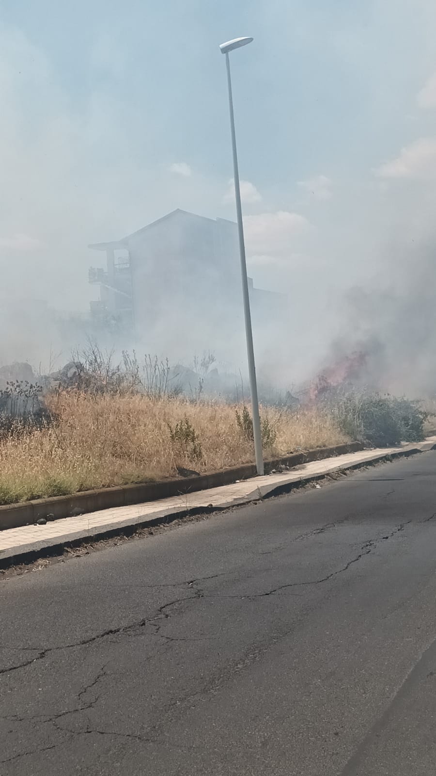 PATERNÒ: VASTO INCENDIO STERPAGLIE IN ZONA SCALA VECCHIA