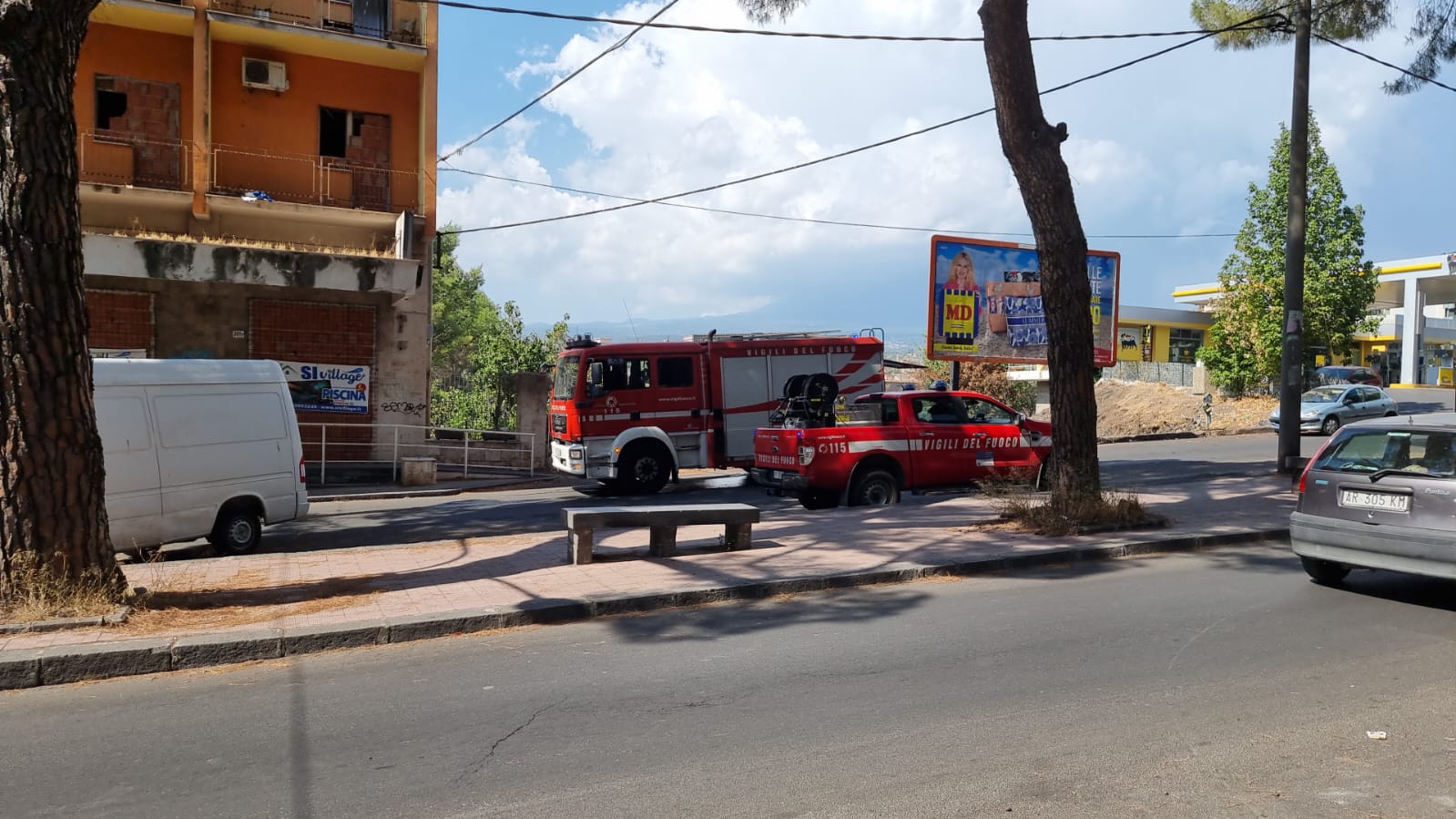 PATERNO': INCENDIO DI STERPAGLIE E RIFIUTI ALL'INTERNO DELLA VILLA COMUNALE
