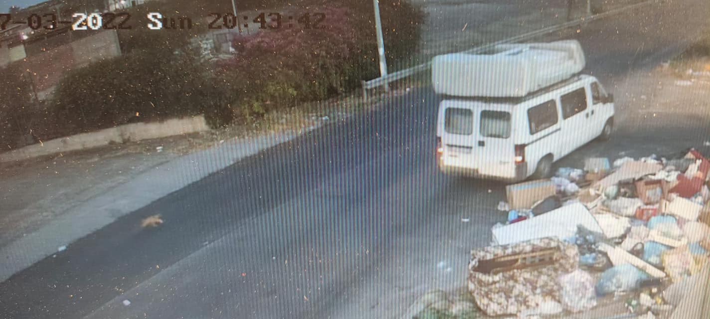 PATERNO': SORPRESI ALL’INGRESSO DELL’ISOLA ECOLOGIA  A GETTARE MATERASSI