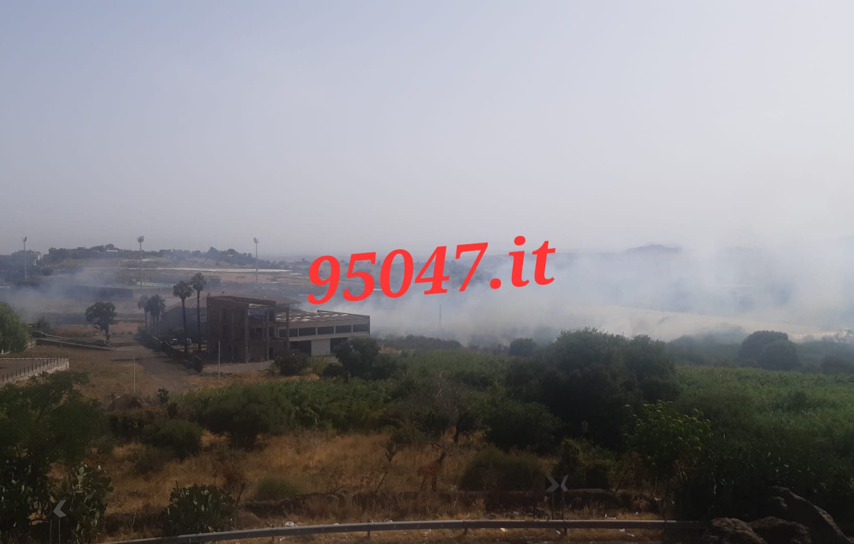 PATERNÒ:  INCENDIO DI STERPAGLIE IN ZONA SALINELLE – DENSA COLONNA DI FUMO GRIGIO