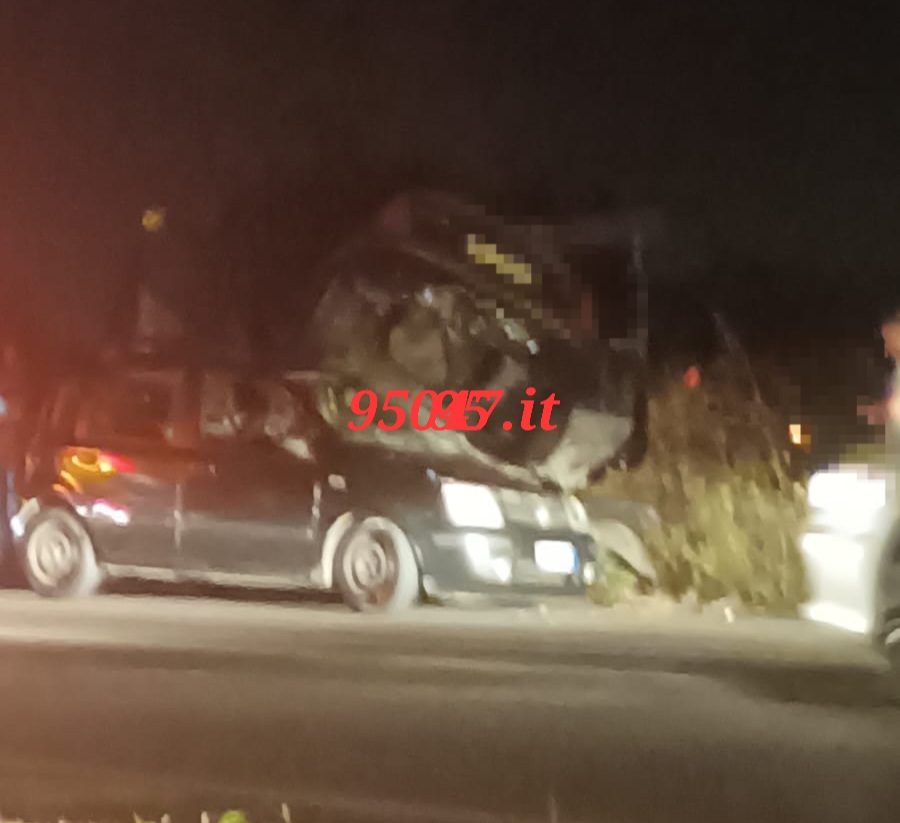 GRAVISSIMO INCIDENTE SULLA SS284. UN'AUTO FINISCE SOPRA L'ALTRA , SOCCORSI SUL POSTO