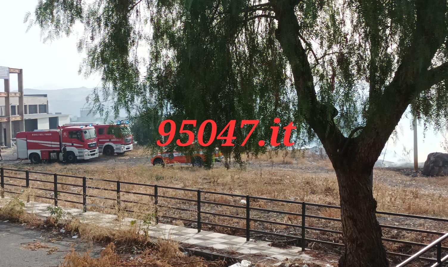 PATERNÒ:  INCENDIO DI STERPAGLIE IN ZONA SALINELLE – DENSA COLONNA DI FUMO GRIGIO