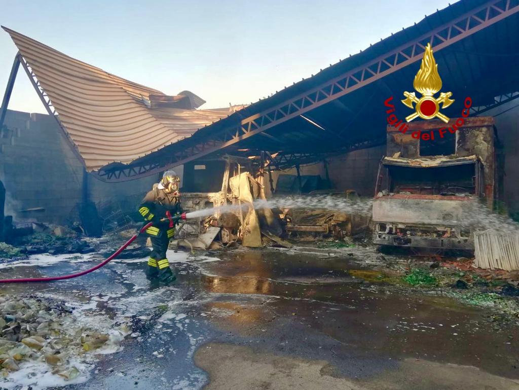 In atto vasto incendio a Ramacca, a fuoco il capannone di un’azienda