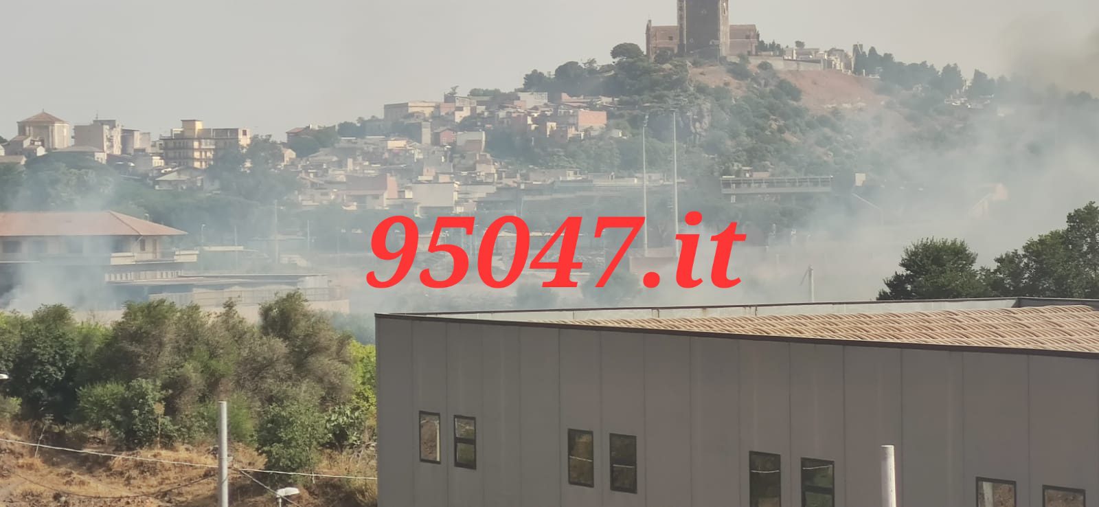 PATERNÒ:  INCENDIO DI STERPAGLIE IN ZONA SALINELLE – DENSA COLONNA DI FUMO GRIGIO