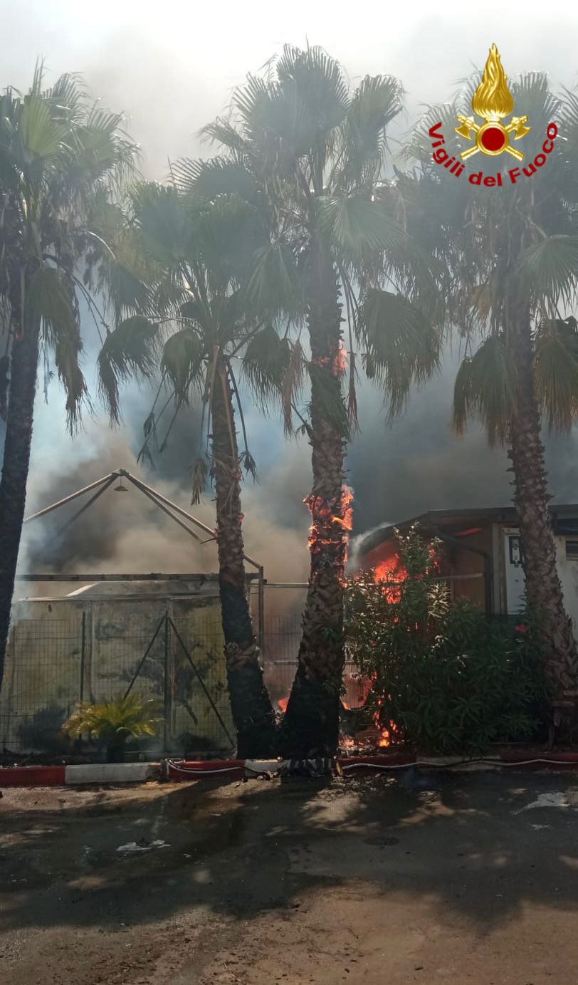 SAN GREGORIO, INCENDIO IN UN DEPOSITO DI MEZZI: DISTRUTTI 40 TRA CAMION, FURGONI E AUTO